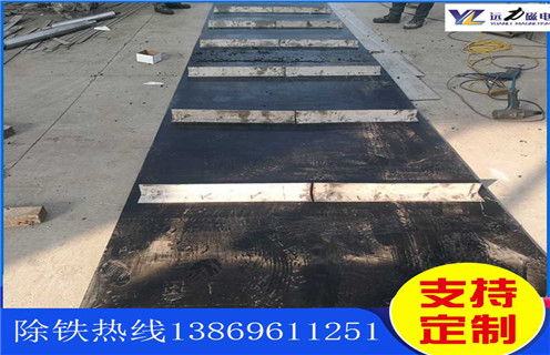 不銹鋼除鐵器皮帶廠(chǎng)家服務(wù)湖南皮帶懸掛式除鐵器，除鐵器卸鐵皮帶主要是安裝在各個(gè)型號的電磁、永磁自卸式除鐵器上，當輸料皮帶上的散狀物料經(jīng)過(guò)自卸除鐵器底部時(shí)，混雜在物料中的鐵磁性雜質(zhì)在除鐵器磁芯強大的磁場(chǎng)力作用下被吸附到除鐵器卸鐵皮帶上，由不停運轉的卸鐵皮帶將吸附住的鐵雜質(zhì)刮出，卸進(jìn)集鐵箱，從而達到自動(dòng)連續除鐵的目的。無(wú)需人工清理，實(shí)現了自動(dòng)化除鐵。  一、不銹鋼除鐵器皮帶廠(chǎng)家服務(wù)湖南皮帶懸掛式除鐵器選型指南：  1.提供卸鐵皮帶準確的帶寬、周長(cháng)及厚度。  2.了解清楚所需卸鐵皮帶為一次性成型的環(huán)帶還是帶接頭式的，其次確認卸鐵刮板為膠條一體式刮板還是不銹鋼刮板。  注：一般情況下，除鐵器生產(chǎn)廠(chǎng)家在生產(chǎn)除鐵器時(shí)用的是一次性成型的環(huán)帶，但用戶(hù)在后期更換時(shí)，一次性成型的環(huán)帶不方便更換及安裝，需將除鐵器大拆大卸，套上卸鐵皮帶之后，然后重新組裝，更換非常麻煩。帶接頭式的卸鐵皮帶就很大程度上解決了這一問(wèn)題，省去了拆裝除鐵器的過(guò)程，只需要將皮帶安裝之后在接頭處對接即可,省時(shí)省力，結實(shí)耐用。  二、不銹鋼除鐵器皮帶廠(chǎng)家服務(wù)湖南皮帶懸掛式除鐵器  除鐵器接通電源后，勵磁系統產(chǎn)生強大的磁場(chǎng)，當輸送機械上的散狀物料經(jīng)過(guò)除鐵器下方時(shí)，混雜在物料中的鐵磁性雜物，在除鐵器磁場(chǎng)力作用下被不斷吸起(鐵磁性雜物重量為0.1-25kg)，吸附在除鐵器下表面上，當需要除去吸附在除鐵器上的鐵磁性雜物時(shí)，可將除鐵器移至集鐵箱上方，切斷勵磁電源設備磁場(chǎng)消失，鐵磁性雜物在重力作用下掉入集鐵箱中。
