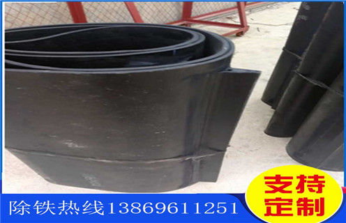除鐵器皮帶，湖北除鐵器專(zhuān)用皮帶叫什么_浙江皮帶式除鐵器訂制跑偏原因及如何調_刮板價(jià)格